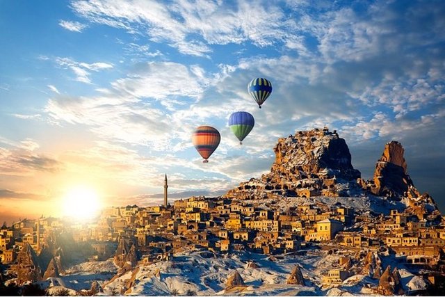 Kapodokya'yı keşfetmenin en güzel yolu balon turu atmak ve bu harika manzaranın kuşbakışı keyfini çıkarmak.