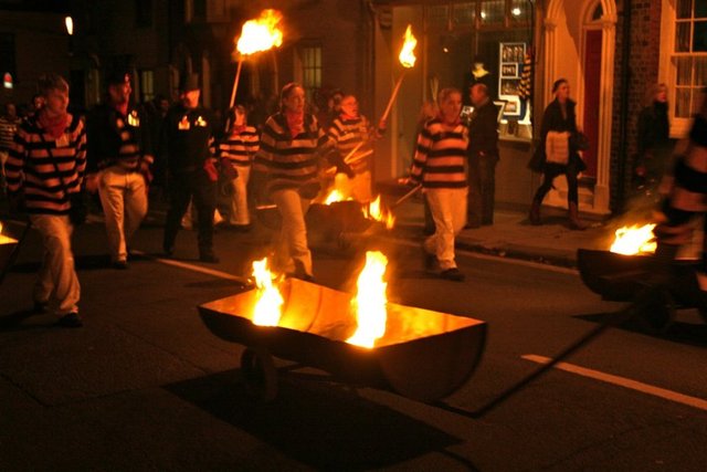 İngilizce'de 'bone fire'dan kısalarak 'bonfire' olan şenlik ateşleri Cadılar Bayramı kutlamalarında hala kullanılıyor.