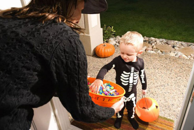 Vandalizmden kaçınan aileler, çocukları şakalardan uzak tutmak için şeker dağıtmaya başlamıştır.