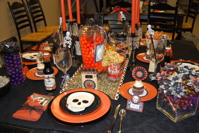 Siyah ve turuncu, Cadılar Bayramı ile özdeşleşen renklerdir.