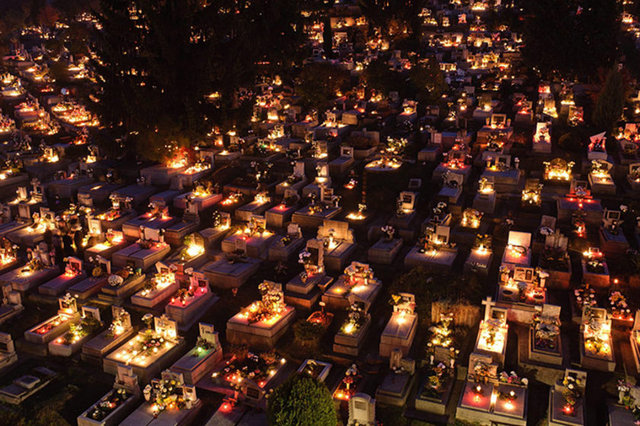 Cadılar Bayramı, Azizler Günü'nün arifesi olarak da bilinir.