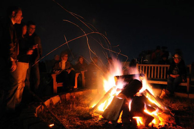 Bu kutlamalar sırasında, Druid rahipleri ateşe ara sıra hayvan kemikleri de atardı.