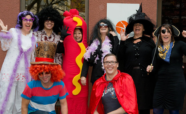 Yaygın bir inanışa göre, bir kişi Cadılar Bayramı gecesi kıyafetlerini tersten giyip geri geri yürürse,  o kişinin gece yarısı bir cadı göreceğine inanılıyor.