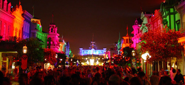 İrlandalı göçmenler Amerika'ya geldiğinde balkabağının Jack O'Lantern yapmak için daha uygun olduğunu fark ediyorlar.