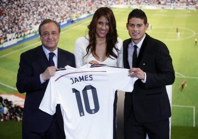 - Daniela Ospina - James Rodriguez (Real Madrid)