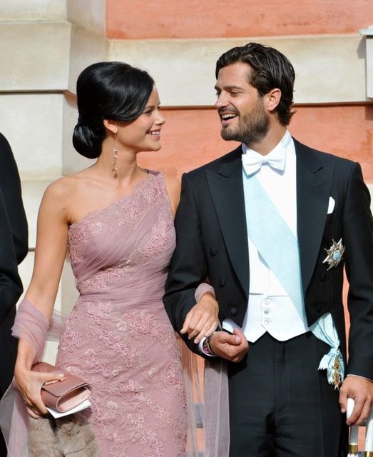 Çift, Facebook sayfalarından ise düğün törenlerini "Biz haziran ayının ortasında bir yaz düğünü ile evleniyoruz. Tam da İsveç'in en güzel manzaraya sahip olduğu bir ayda. Çok mutlu ve heyecanlıyız" cümleleleri ile açıkladı.