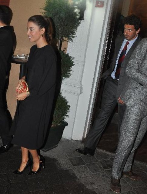 Arkadaş gruplarıyla gittikleri restorandan erkek arkadaşı ile ayrılan sunucu, yeni beraberliğiyle ilgili sorular karşısında konuşmadı, gülümsemekle yetindi.