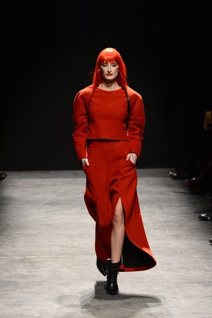 Deniz Berdan, lazer kesimleri, fileler ve suni kumaşların doğal pamuklarla birleştiği parçalarla göze çarptı.