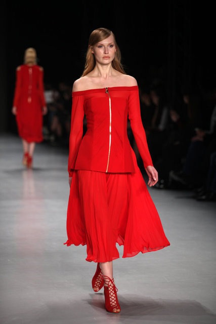 Metalik Işıltı: -  - Metalik ışıltılar ve parlak kumaşlarla 2015 yaz sezonunu parıltılarla karşıladık.