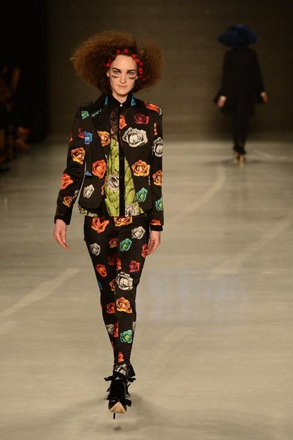 Çiçek: -  - Tasarımcıların birçoğu, doğanın tazeliğini ve rahatlığını 3D çiçekler, floral baskılarla yansıttıkları koleksiyonlarıyla karşımıza çıktı. İllustre edilmiş bitki desenleri, aplike çiçekleriyle Aslı Güler, elbise detaylarında yer verdiği çiçeklerle