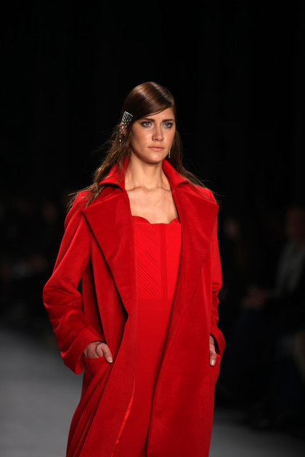 Slogan lastiklerle süslenmiş parçalar, yüksek belli alt gruplar ve alt-üst kombinlenen takımlar sezonun en dinamik parçaları oldu.