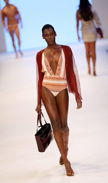 Zeynep Tosun'un gümüş ve gold renklerini, İpek Arnas'ın gümüş ışıltılarını ve Zeynep Erdoğan'ın Glitter ismini verdiği koleksiyonundaki gümüş parıltıları çok beğendik.