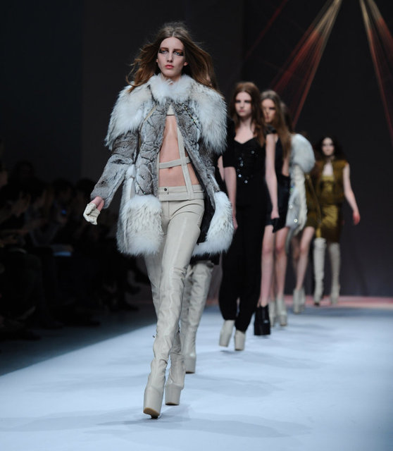 Desenleriyle birlikte kendi kumaşlarını da üreten Selim Baklacı ilkbahar-yaz koleksiyonunda canlı renkleri öne çıkardı.