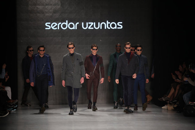 Koleksiyonda tasarımcının imzası haline gelen çizgilerin yanı sıra mavi tonları, kruvaze, bomber ve üç düğme ceketler dikkat çekti.