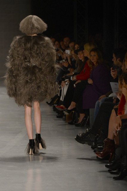 Ayşe Deniz Yeğin, capcanlı floral baskılarıyla Çiğdem Akın, doğanın uyanışını simgeleyen çiçeklerden ve doğanın coşkulu bahar kutlamasından aldığı ilhamı beyaz gömleklere yansıtan Mehtap Elaidi