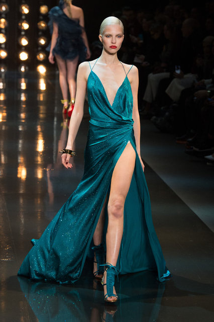 Ayşe Deniz Yeğin mor, sarı, fuşya, saks ve mint tonlara yer verdi. Ece Gözen'in tasarımlarında görmeye alışık olduğumuz neon yeşil, siyah, mor, açık gri, beyaz gibi renkler ana koleksiyonu oluşturdu.