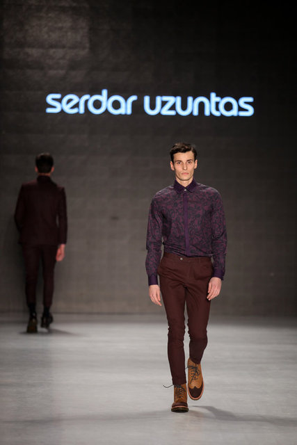 İlk defilesini evcil hayvan giysi markası CouCou ile birlikte gerçekleştiren Benan Bal, basketbol kültüründen ilham alan ve sokak basketbolunun özgür ve dinamik ruhuyla şekillenen koleksiyonunda erkeklerin spor detaylarla da şık olabileceğini kanıtladı.