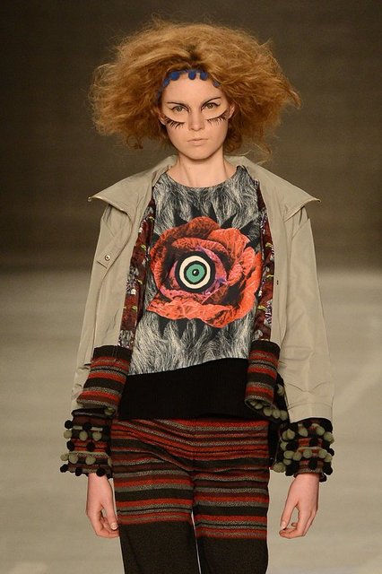 Tasarımlarında deriyi ipek, triko ve krep gibi farklı kumaşlarla buluşturan ve kendine özgü stilini her koleksiyonuna yansıtan Simay Bülbül'ün ilkbaharyaz 2015 koleksiyonunda yine birbirinden şık deriler göze çarptı.