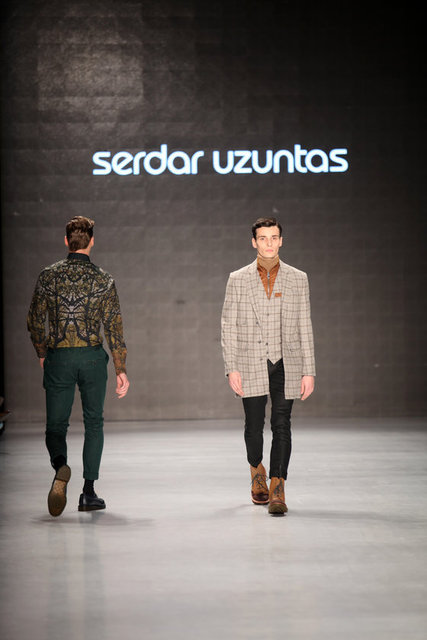 Türkiye'de erkek giyim tasarımcısı denince akla gelen ilk isimlerden biri olan Niyazi Erdoğan, geçtiğimiz sezon bisikletçilikle tamamlanan sportif yaklaşımını, bu sezon koleksiyona koşu temasıyla yansıttı.