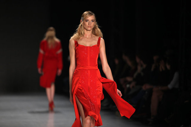 Maid in Love defilesindeki eğlenceli ve dinamik renkler, Lady Faith by Nazlı Soylu'nun çarpıcı desenlerle öne çıkan canlı renkleri hafızalarımızda yer etti.