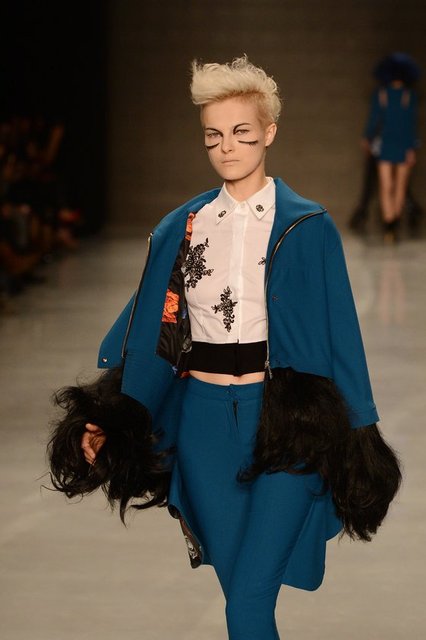 Gülçin Çengel'in koleksiyonunda ipek ve deri kombinleri, sert deri zırh ve kemerleri dikkat çekti.