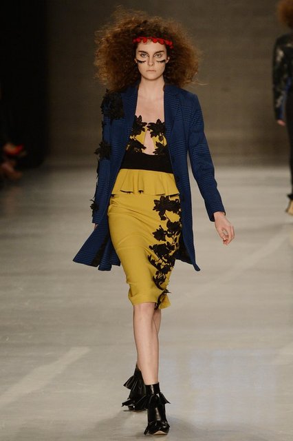 Deniz Berdan, DB Berdan markasıyla sportif görünümde siluetlerden oluşan koleksiyonunda, slogan içeren lastik detaylar ve dar kalıpların zıtlığında bol volümlü formları, oversize kalıpları öne çıkardı.