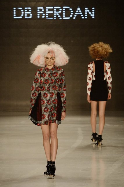 Ece Gözen'in koleksiyonunda kullanılan deri parçalar, Deri Tanıtım Grubu ve Vogue İtalya işbirliğiyle özel bir proje kapsamında tasarlandı ve Ece Gözen tarafından yaratılan özel bir dokuyla yanardöner deri yüzeyleri tasarımlara uygulandı.