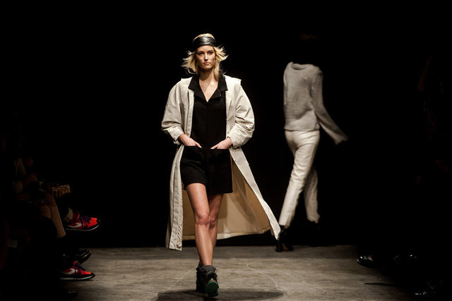 NEJ/Nejla Güvenç, Japonların 400 yıllık geleneği çay töreninden ve çayın renklerinden ilham aldığı koleksiyonunda çayın renklerine, taba, fuşya, mürdüm, mavi, lacivert ve gri renkler eşlik etti.