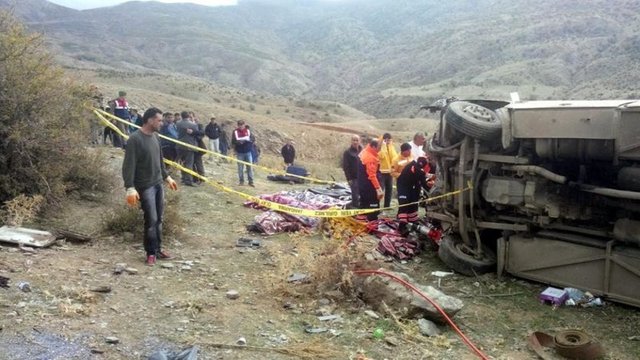 Süleyman Demirel Üniversitesi Yalvaç Meslek Yüksekokulu öğrencilerini taşıyan otobüs, Afyonkarahisar'ın Çay İlçesi Karamık Köyü yakınlarında kaza yaptı.