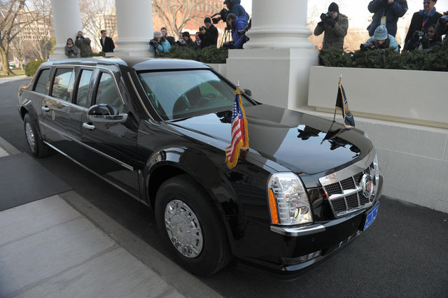 Cadillac 5 inçlik özel zırhla kaplanmış iskelete ve kurşun geçirmez tekerleklere sahip.