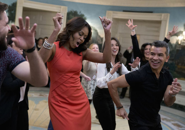 First Lady Michelle Obama, aktör Josh Segara ve koreograf Sergio Trujillo ile öğrenciler için Beyaz Saray'da düzenlenen bir atölye çalışmasında Conga dansı yaptı.
