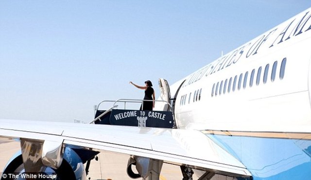 Hava kuvvetleriyle gezinti: Başkan tüm güvenlik özellikleri tam olan 2 özel jete sahip, jetlerin en etkileyici özelliği jette misafir olan kişiler için yatabilecekleri konforlu özel odaların bulunması.