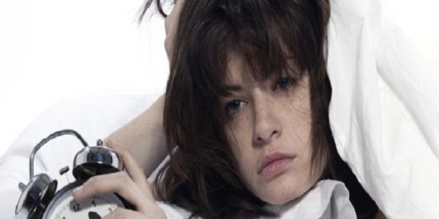 Bu, uzun bir uçak yolculuğu sonrası jet lag ile aynı etki anlamına geliyor. yani, Cumartesi ve Pazar günleri geç saatte uyuduğunuzda vücudunuzu farklı bir zaman dilimine sokuyorsunuz.