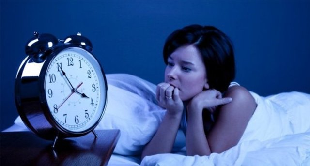 Haftasonları her zamankinden bir ya da iki saat daha geç kalkmak, uykunuza zarar verir ve ruh halinizi olumsuz etkiler. Bunu adı; sosyal jet lag.