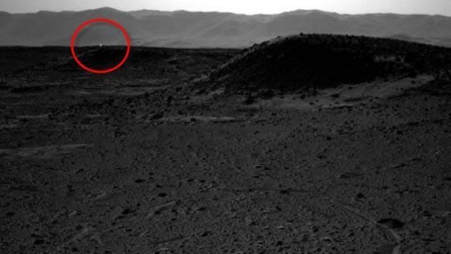 Curiosity'nin çektiği fotoğraflar gerçek. Ancak NASA'dan Justin Maki, konuyla ilgili yaptığı açıklamada Curiosity'nin kamerasında sensörlerin aşırı ısınması sonucu ölü piksel sorunun meydana geldiğini, bu noktaların da bu sorundan kaynaklandığını söyledi.