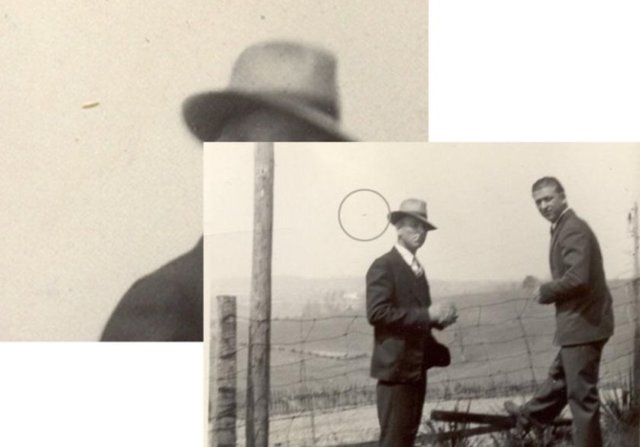 8. Organ Cave, Batı Virginia, ABD – 1939 Bu fotoğraf Batı Virginia'da yaşayan Chris Miller adlı bir adamın aile albümünde keşfedildi. Fotoğrafta adamın dedesi ve erkek kardeşinin dışında gökyüzünde tanımlanamayan bir nesne de bulunuyor.