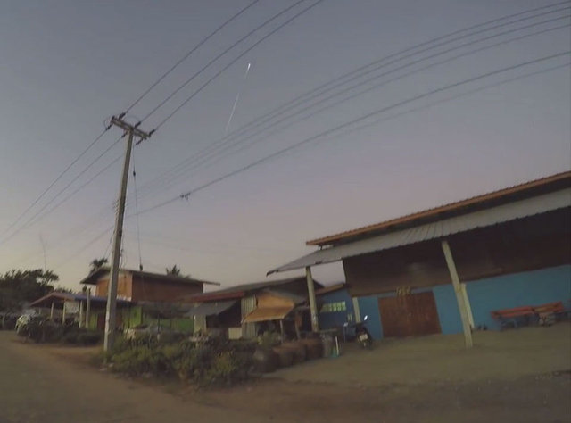 Videoyu çeken Taylandlı Charnchai Jardpimai, gündüz gözüyle gördüğü cismin bir meteor olduğunu zannetti.  -  