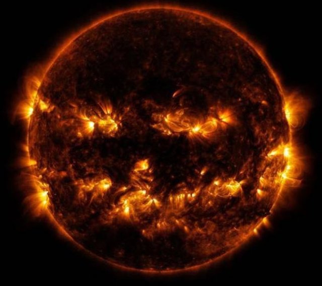 Cadılar Bayramı öncesi NASA'nın yayınladığı bir fotoğraf görenleri şaşkına çevirdi. Güneş'in 8 Ekim'de çekilen bu son fotoğrafında Cadılar Bayramı'nın bir parçası olan içine mum yerleştirilmiş ve oyulmuş balkabağına olan benzerliği dikkat çekti.