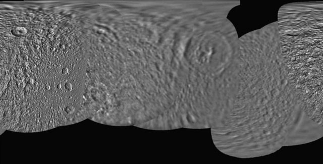Fotoğraflar Satürn'ün uydusu "Mimas"ın yüzeyinde son 34 yıl içerisinde önemli değişiklikler olduğunu gösteriyor.