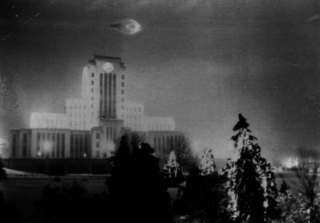 5.Vancouver Belediye Binası UFO'su - 1937 Hikaye, 21 yaşındaki asker Leonard Lamoreux'un 1937 yılında yeni Vancouver Belediye Binası'nı ziyaretinde çektiği bu fotoğrafa dayanıyor.