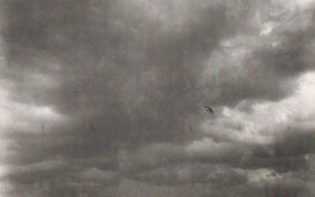 6.Rosetta / Natal, Güney Afrika – Temmuz, 1956 Bu fotoğraf meteorolojist Elizabeth Klarer'ın gök gürültülü fırtına öncesi çektiği 7 fotoğraftan biri.