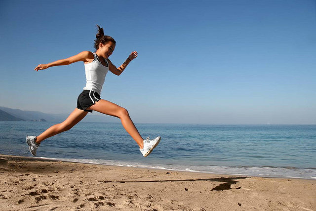 8. Spor yapın: - - Genç kalmak istiyorsanız günlük spor yapın. Araştırmalara göre yapılan egzersiz ve yürüyüş insan ömrünü 4 yıl uzatıyor.