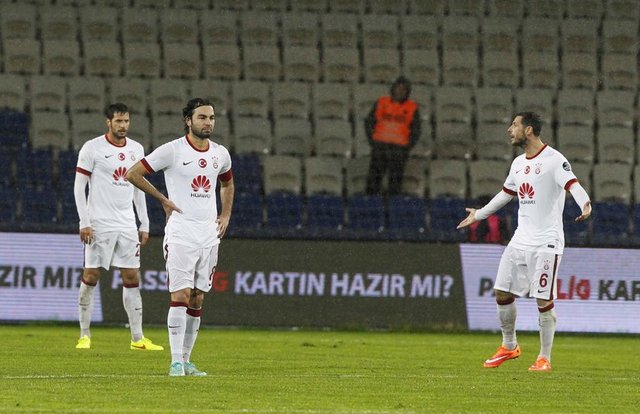 - Bizim zaten hedefimiz 4. Yıldızı takmak diyen Burak yılmaz Ve Prandelli siz bu futbolla ancak kafanıza toka takarsınız
