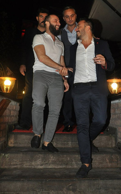 Makaron'un haberine göre; Asena Erkin  isminin aşk dedikodularına karıştığı Berkay'ın "Gel Gel" şarkısını söylediği sırada mekandan ayrıldı. Berkay ise çıkışta "Asena  sevdiğim bir arkadaşımdır" dedi.