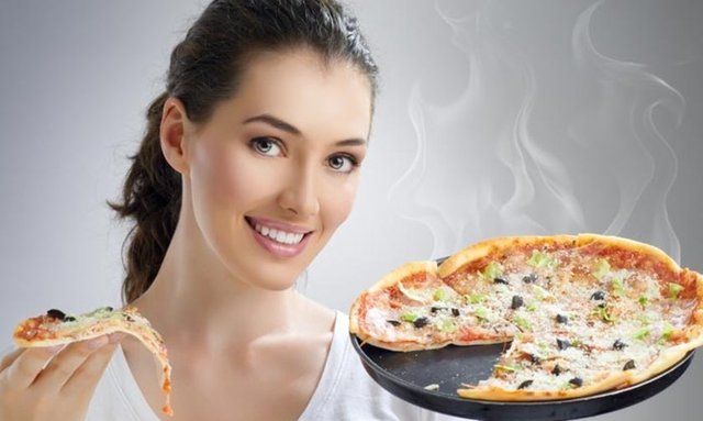 17. Çevrede kimsenin olmamasından faydalanarak dondurulmuş pizzanın 4/3'nü yemek