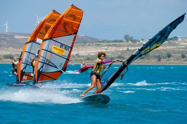 Çeşme'de sörf yapmak.