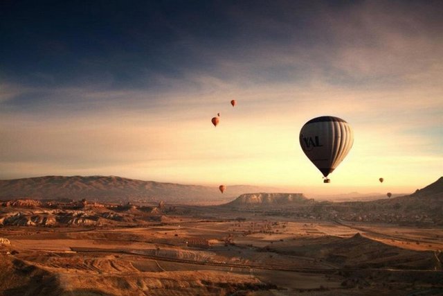 Kapadokya'da balon turu.