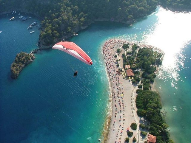 Baba Dağı'ndan yamaç paraşütü.