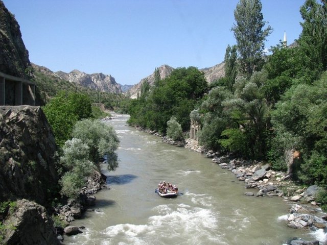 Çoruh Nehri'nde rafting.