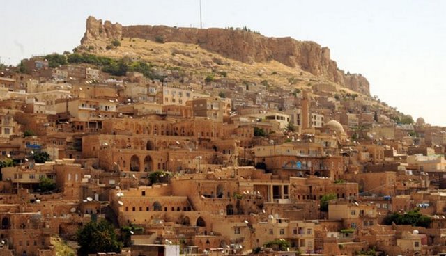 Mardin sokaklarını gezmek.